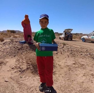 Niño con zapatos nuevos en Marruecos