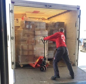 Cruz Roja recogiendo donación