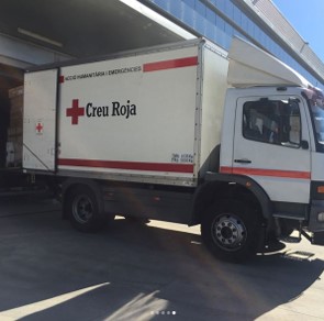Camión Cruz Roja en la sede de Querol en Viladecans